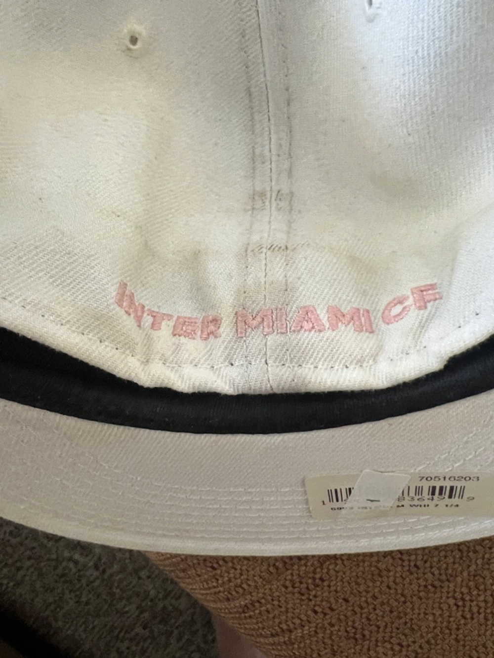 Rare New Era white fitted  Cap with Pink M Embroidered Logo - Picture 3 of 3